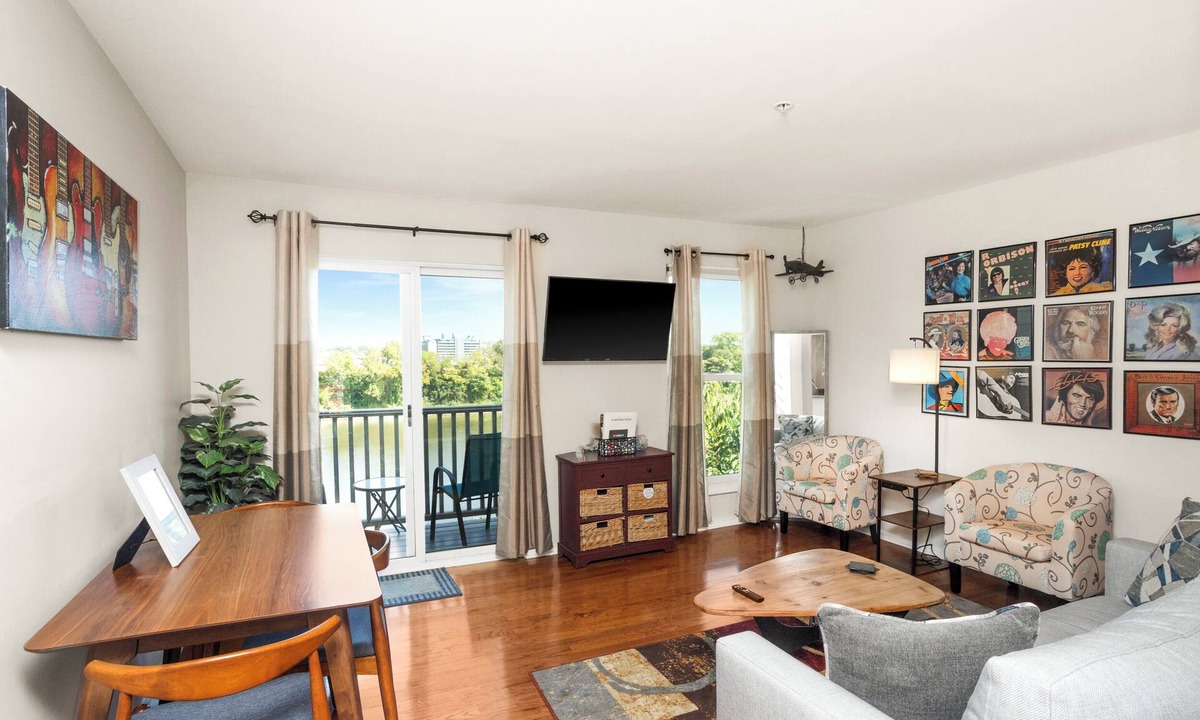 North Capitol Condo | Stunning River View Condo Near Broadway With Free Covered Parking
