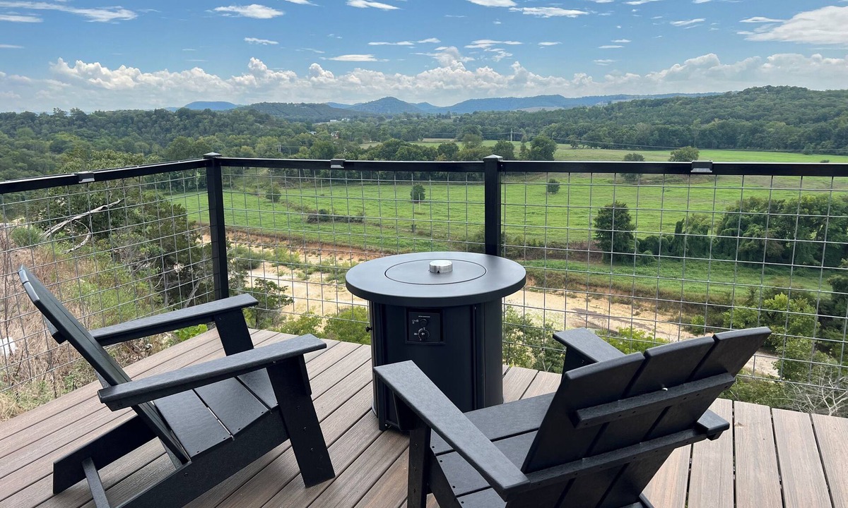 Berryville Apartment | Stunning River View Shipping Container near Eureka Springs