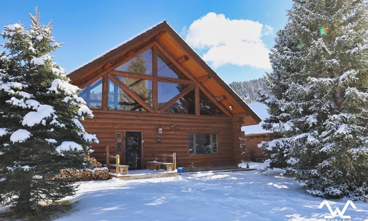 Gallatin Gateway Cabin | Stunning Riverfront Escape! Private Hot Tub.