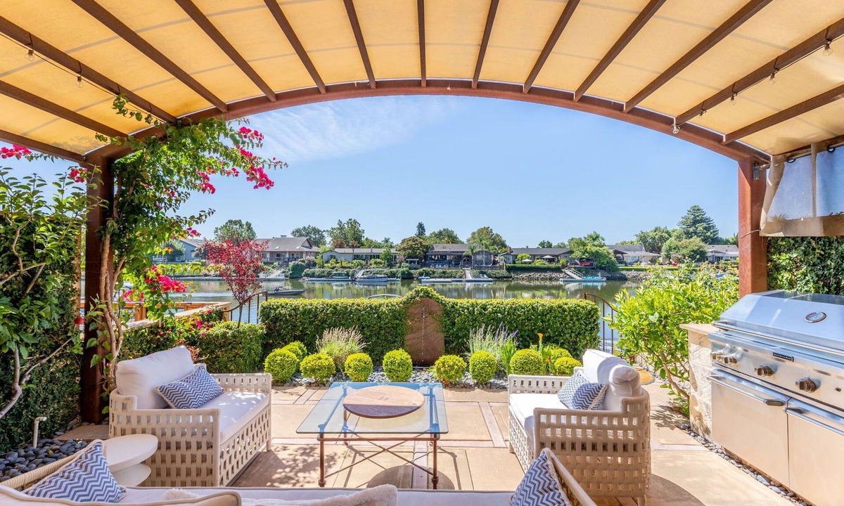 Napa House | Stunning Riverfront Property: Outdoor Oasis, BBQ, Chef's Kitchen