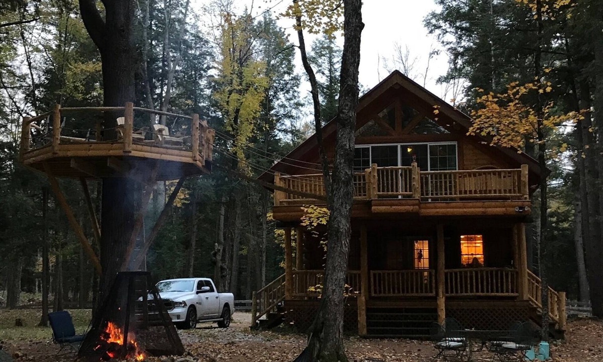 Glenfield Cabin | Stunning Riverfront Solar-Powered Cabin with back-up generator