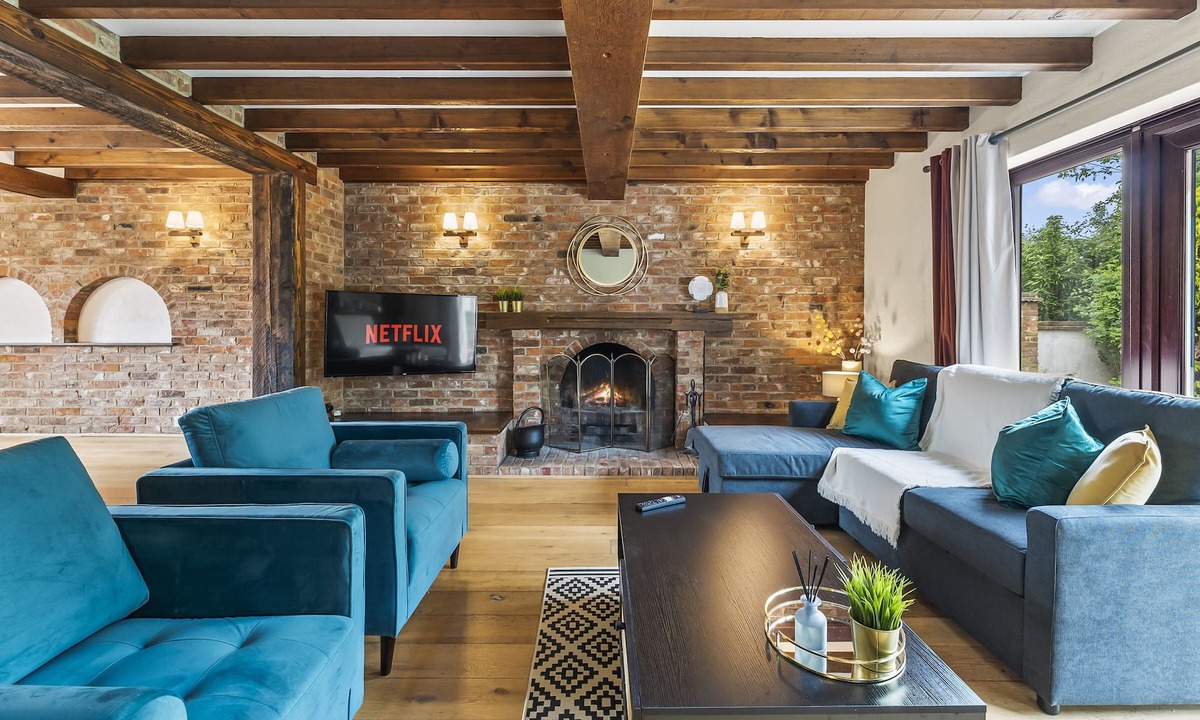Cambridge House | Stunning Rustic Abode - Sleeps 18
