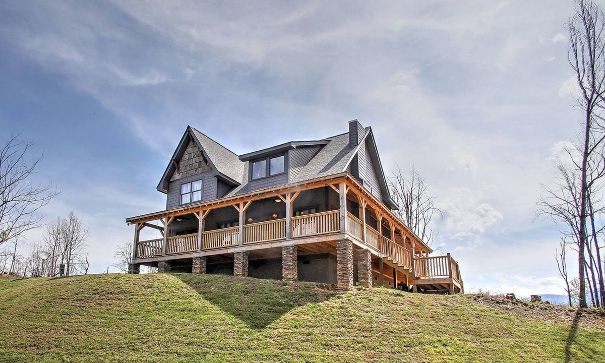 Chalet Village North House | Stunning rustic cabin Sleeps 11 - Loft Large Bunks,-Resort Pool-Gated Village.