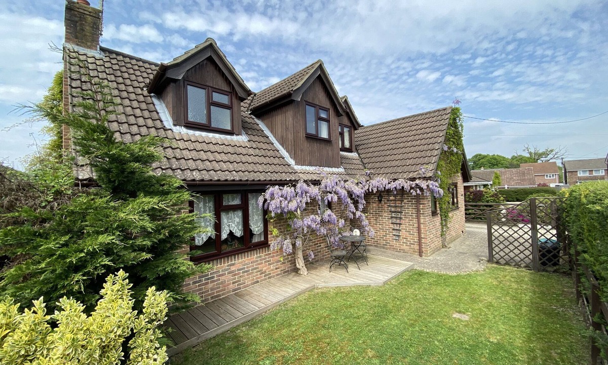 New Forest District House | Stunning Rustic Home with Log Burner, New Forest District