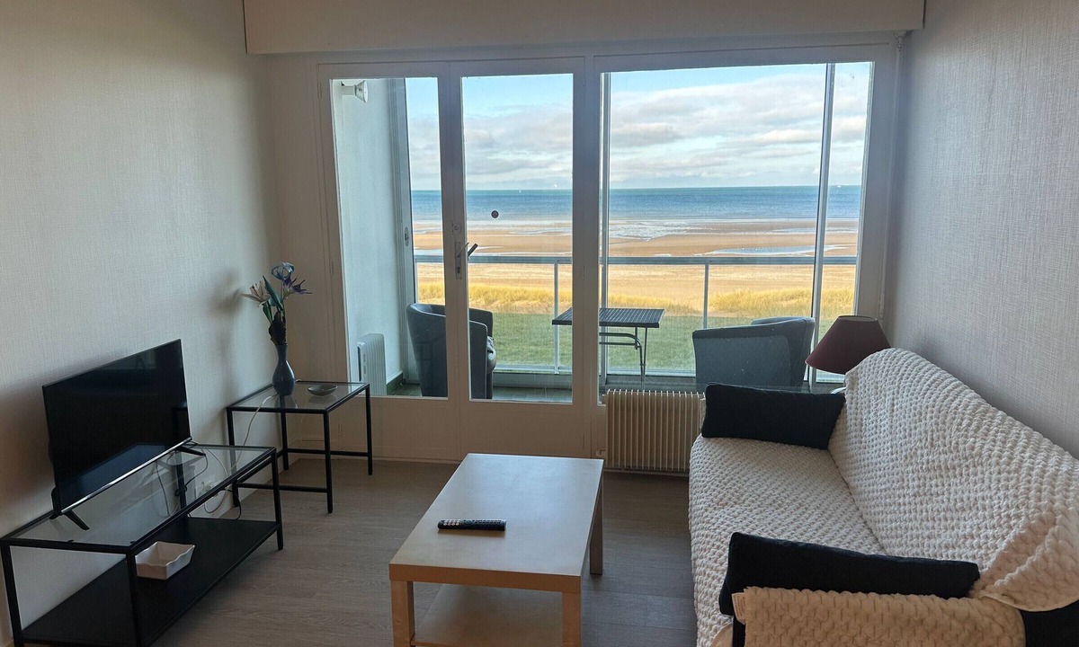 Le Home Apartment | Stunning Sea View Apartment in Varaville – Beachfront Loggia, Sleeps 4