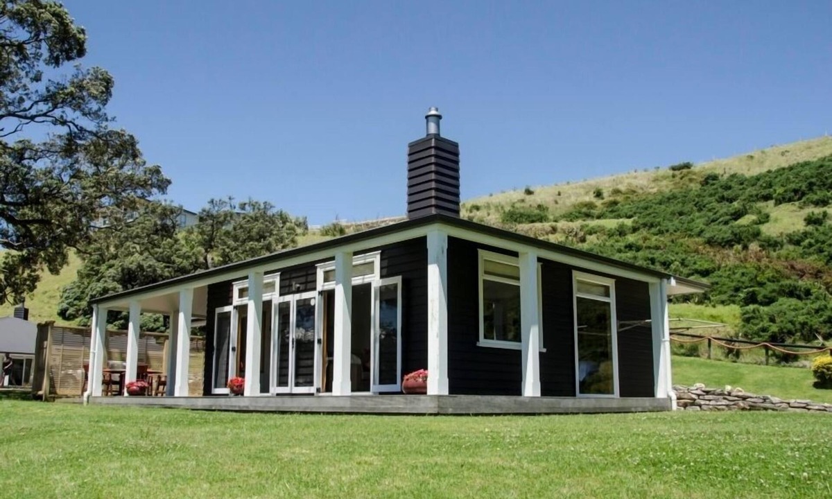 Kawhia House | Stunning secluded beach-front studio home