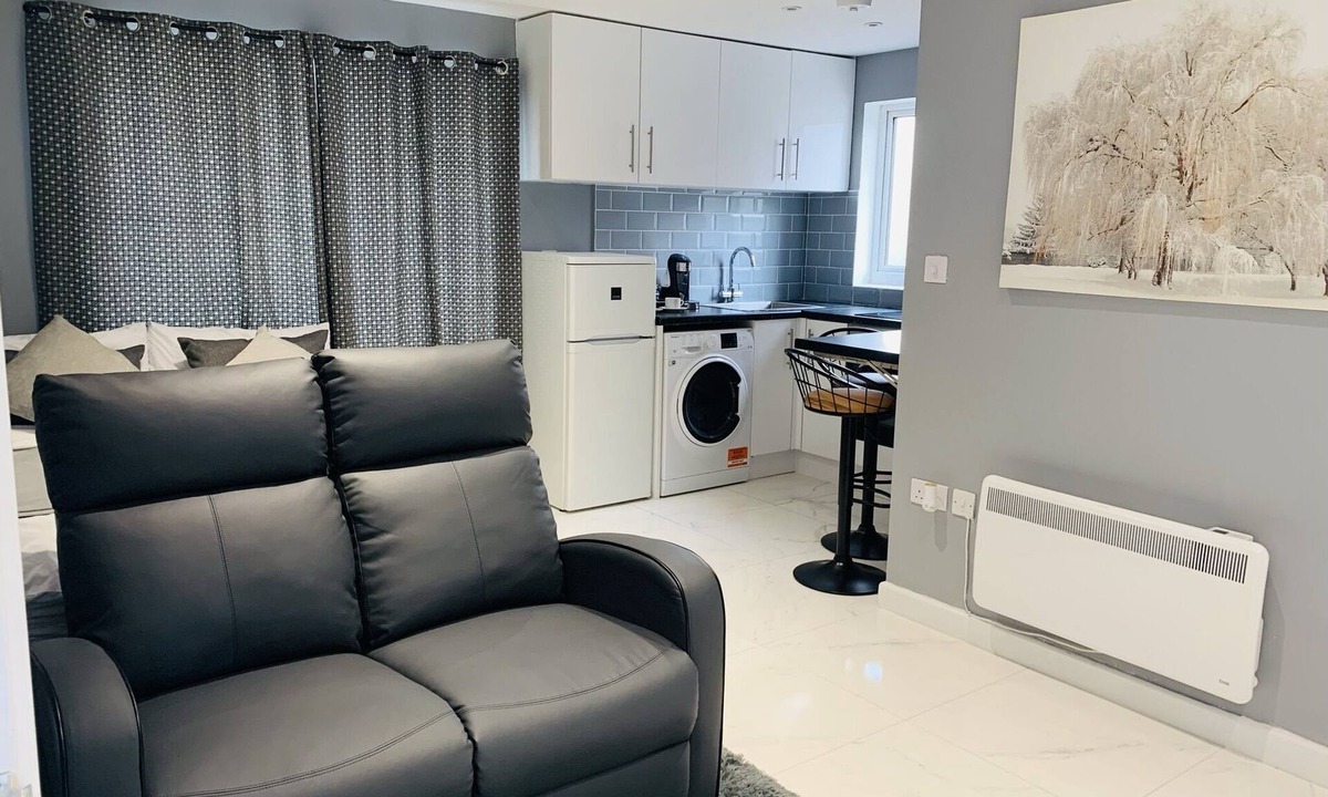 Brunel Apartment | Stunning self contained studio