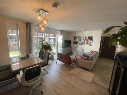 Botwell House | Stunning Spacious Double Room in a Modern shared Flat