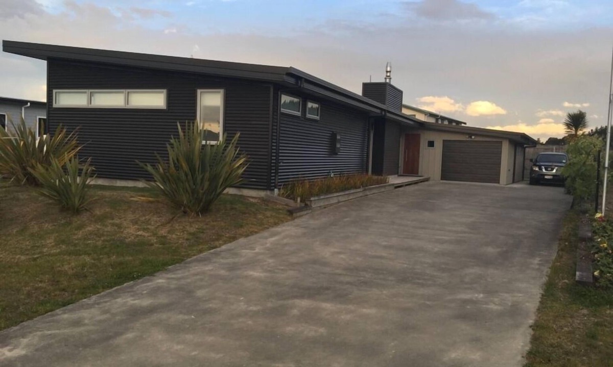 Motuoapa House | Stunning, Spacious & Modern Architectural Motuoapa Bach - Sleeps 12