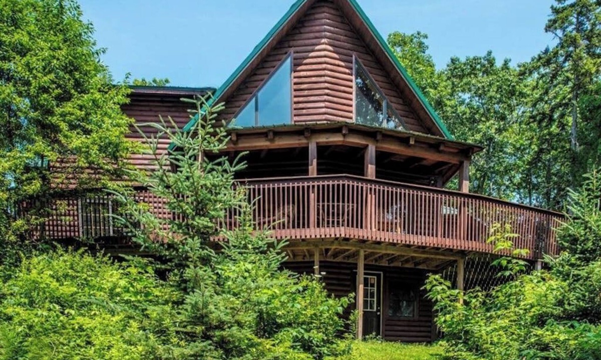 Boothbay Harbor Cabin | Stunning & Spacious Log Cabin in the Woods