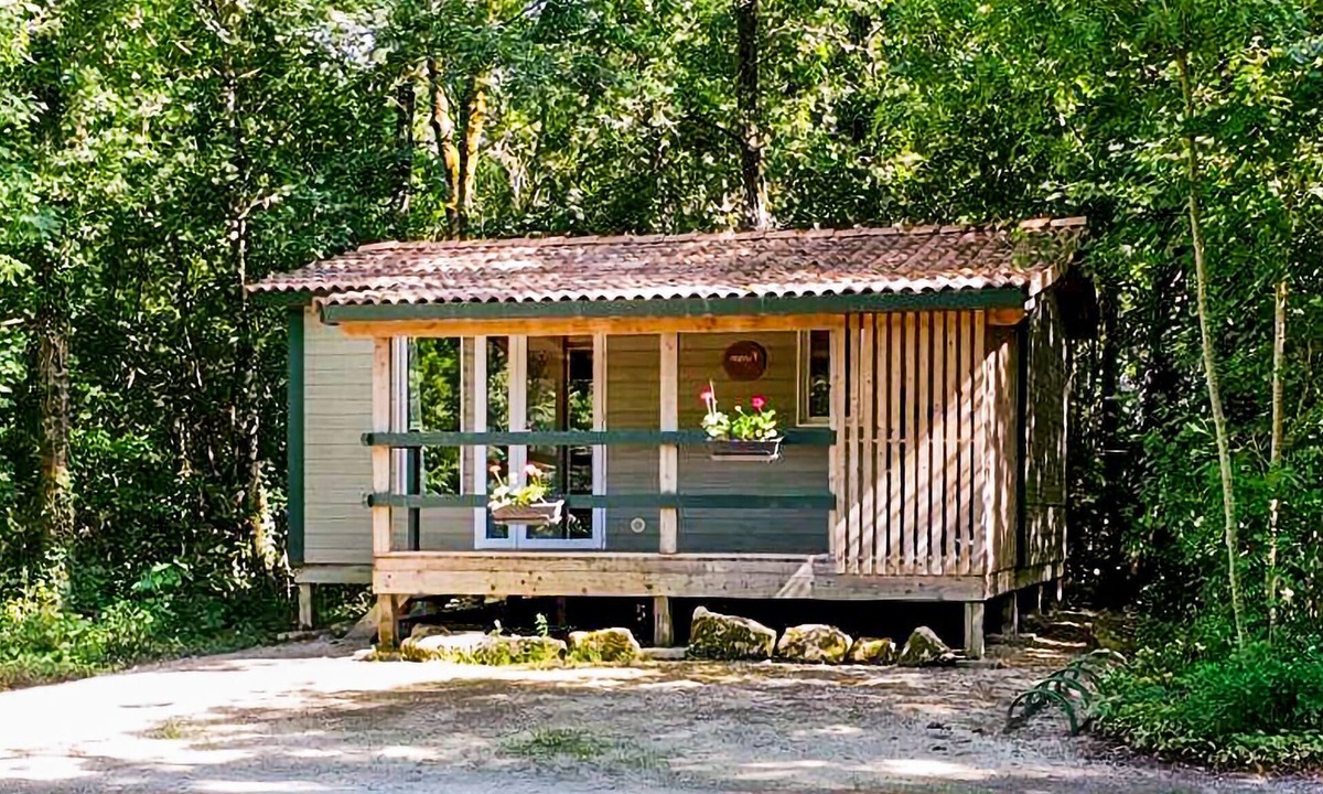 Chef-Boutonne House | Stunning (sta)caravan in CHEF-BOUTONNE with WiFi