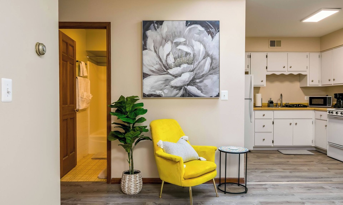 Highland Park Apartment | Stunning & Stylish Downtown Studio - Highland Park