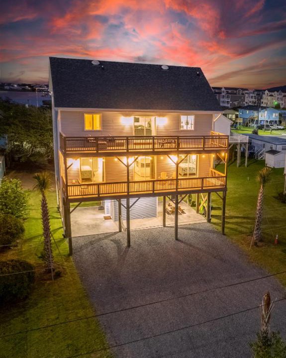 Surf City House | Stunning Sunset, Close To Beach Access, Great Views!