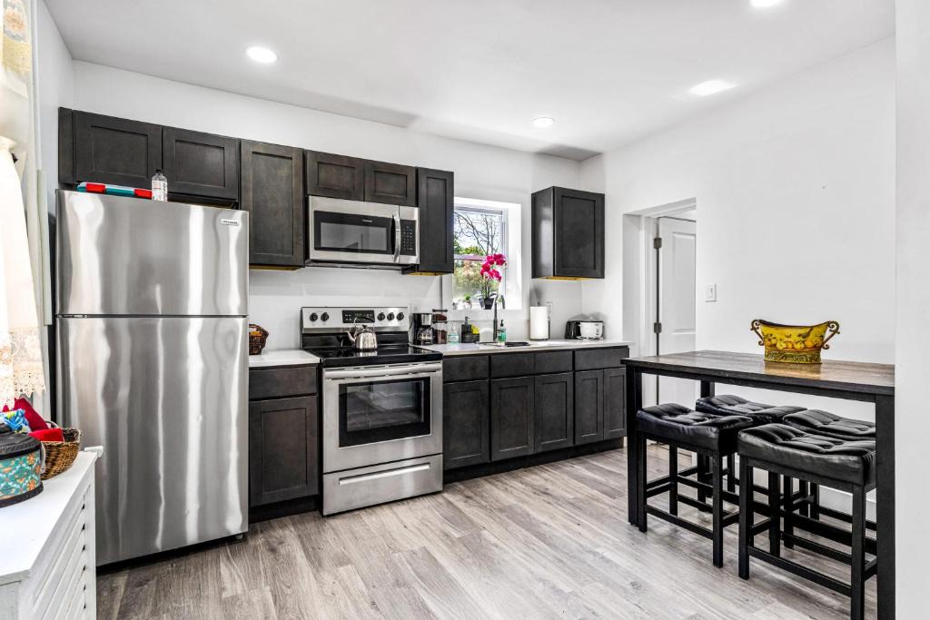 Delair Apartment | Stunning Tacony 2bd - Private Parking