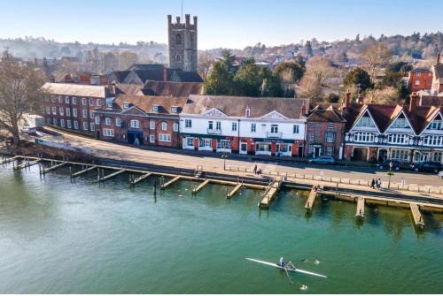 Henley-on-Thames Apartment | Stunning Thameside Apartment