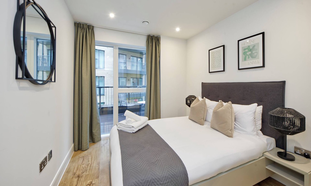 Whittington Apartment | Stunning Two-Bedroom Flat with Balcony