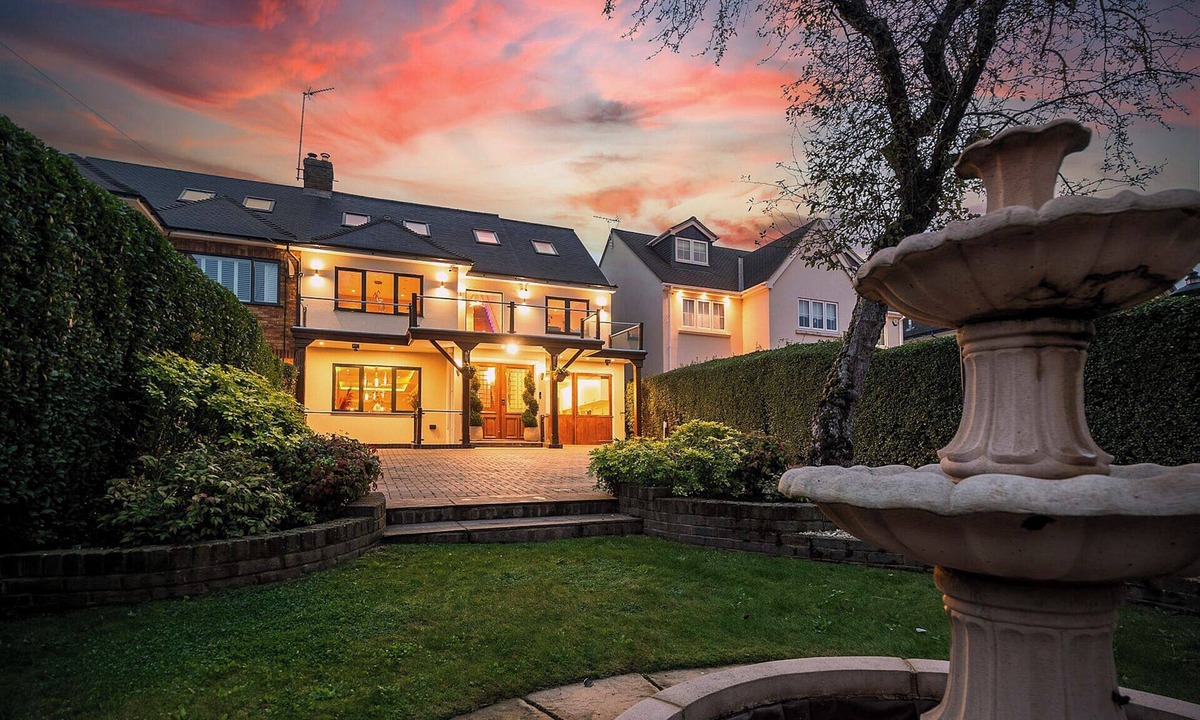 Bumble's Green House | Stunning unique large house in Nazeing