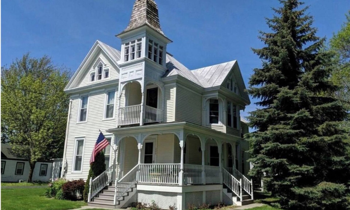 Town of Hounsfield House | Stunning Victorian with pool!