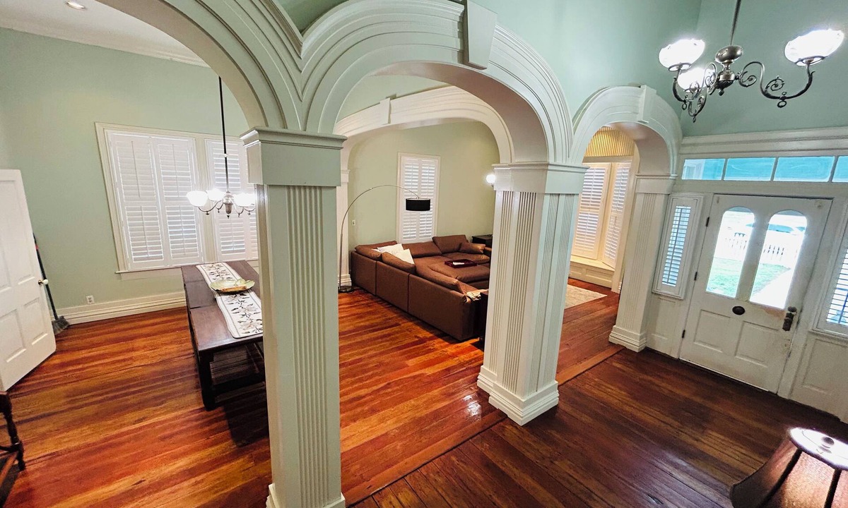 Columbus House | Stunning Victorian 1865 home walking distance to downtown.