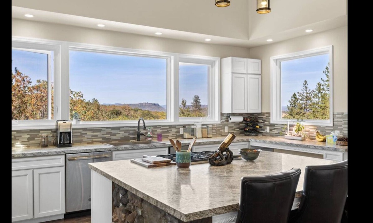 Central Point House | Stunning View Home with Pool