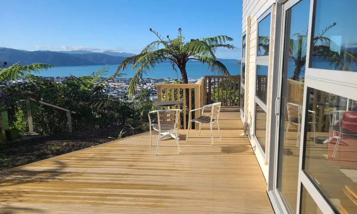 Korokoro House | Stunning view & hot tub. New house handy to townnn