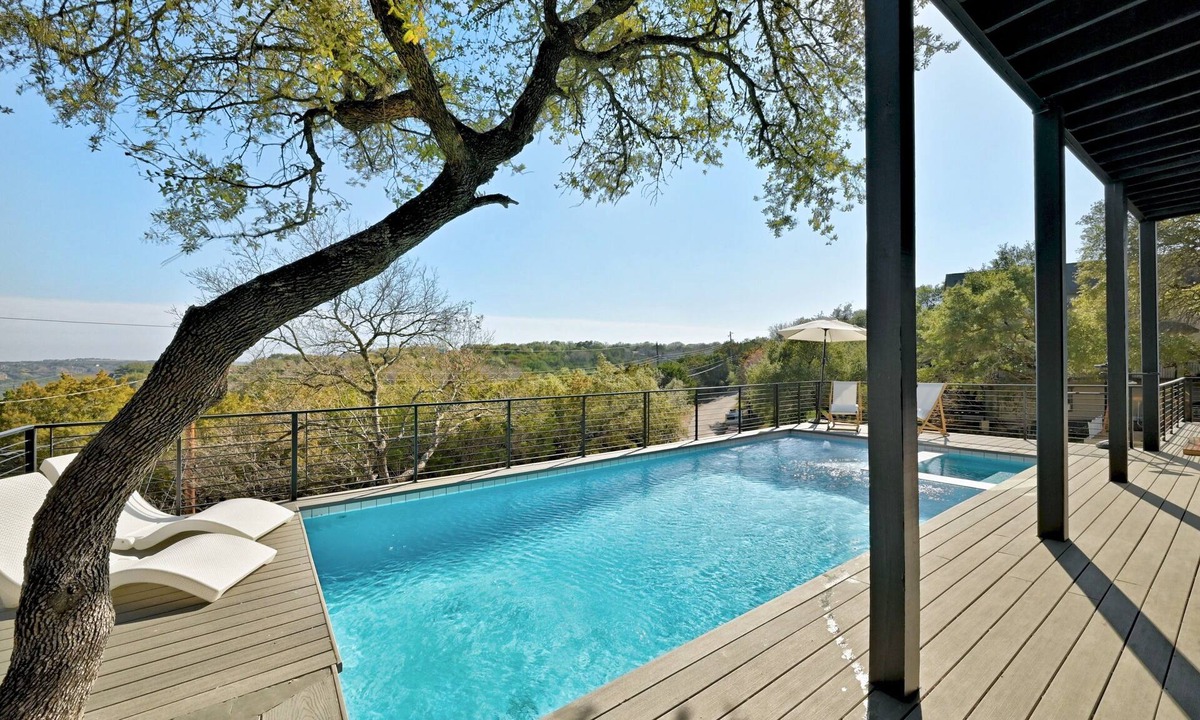 Apache Shores Villa | Stunning View Villa for families - with a Pool, Basketball court & playground