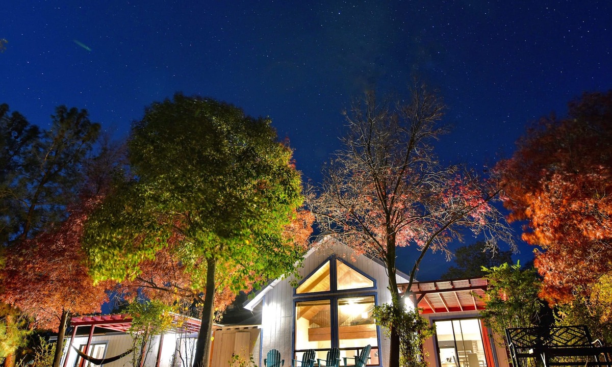 Midpines House | Stunning Views, 35 Min to Yosemite, Private Pickleball, Fire Pit, Level 2 EV!