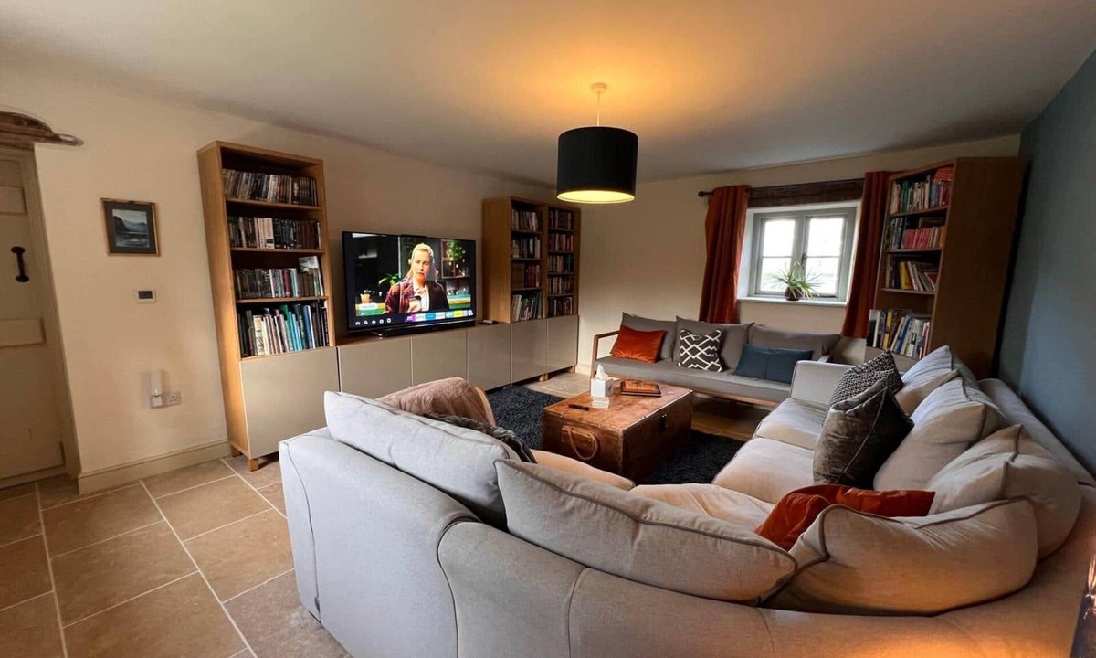 Macclesfield House | Stunning Views | 4BR Real Fires & Dog-Friendly