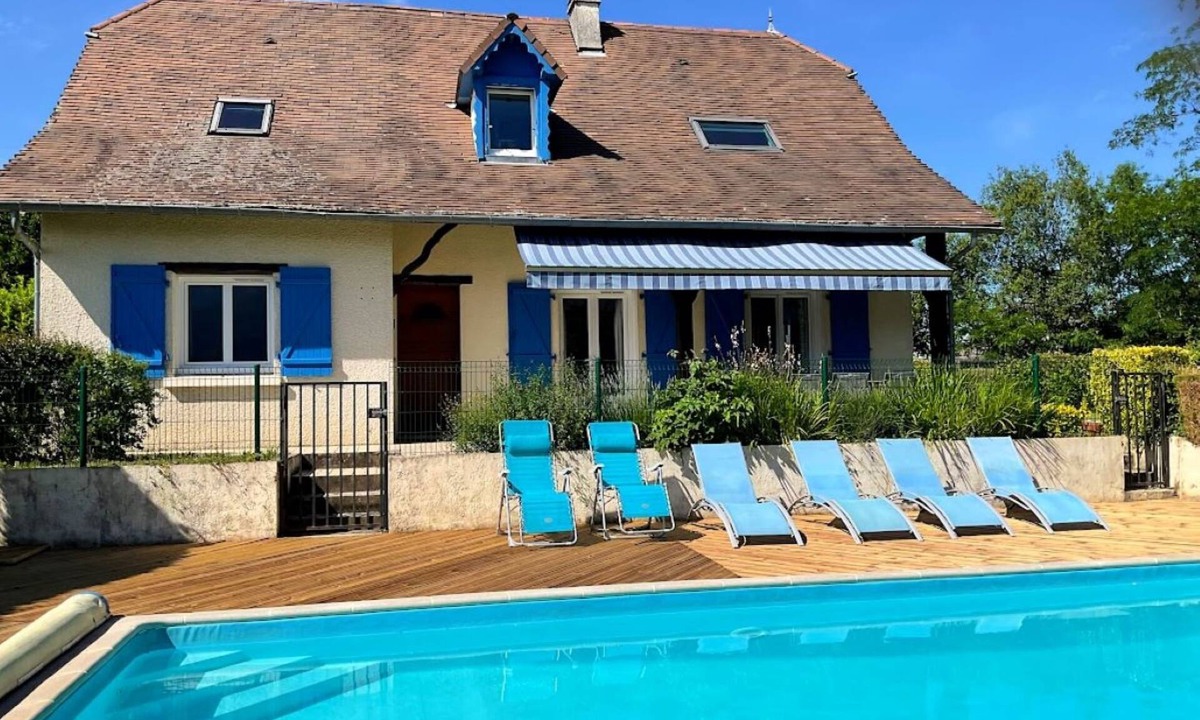 Ogeu-Les-Bains House | Stunning views of the Pyrenees, large secluded garden & private heated pool