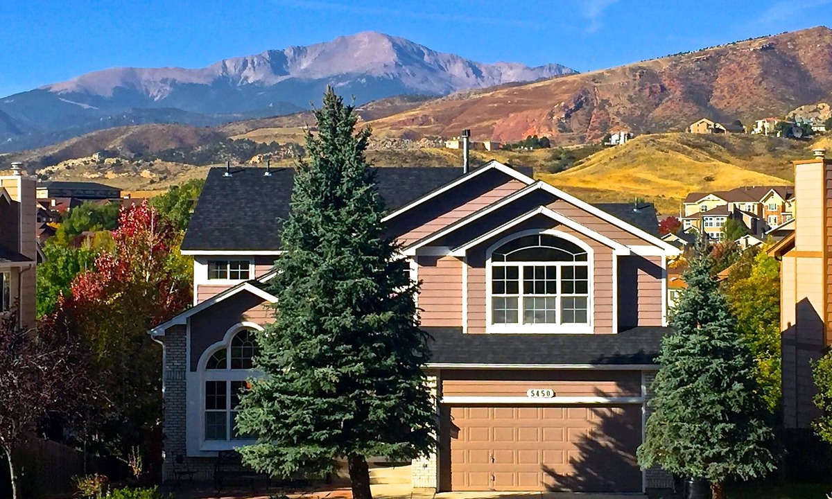 Northwest Colorado Springs House | Stunning views of Pikes Peak! 4x Kings beds Near Garden of Gods Dogs OK!