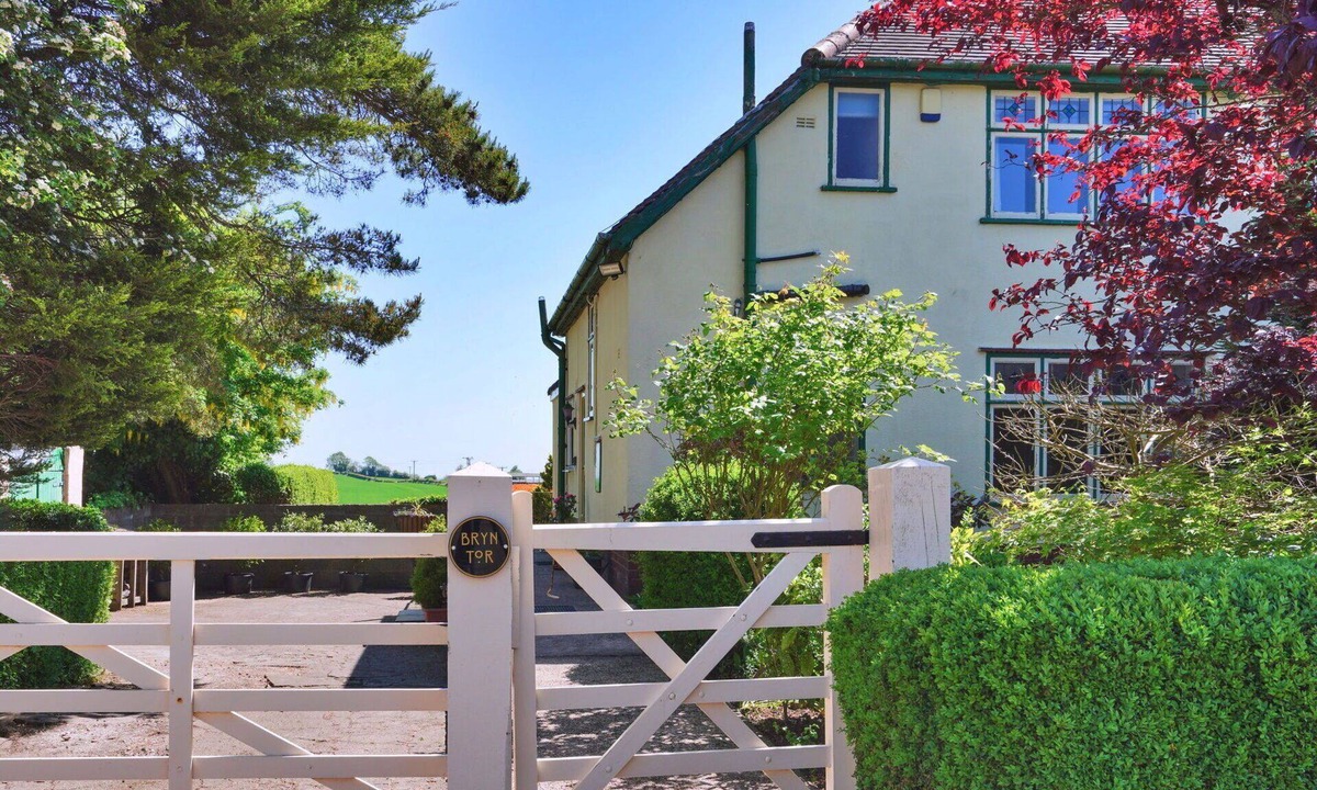 Ault Hucknall House | Stunning villa for 5 guests with WIFI and pets allowed