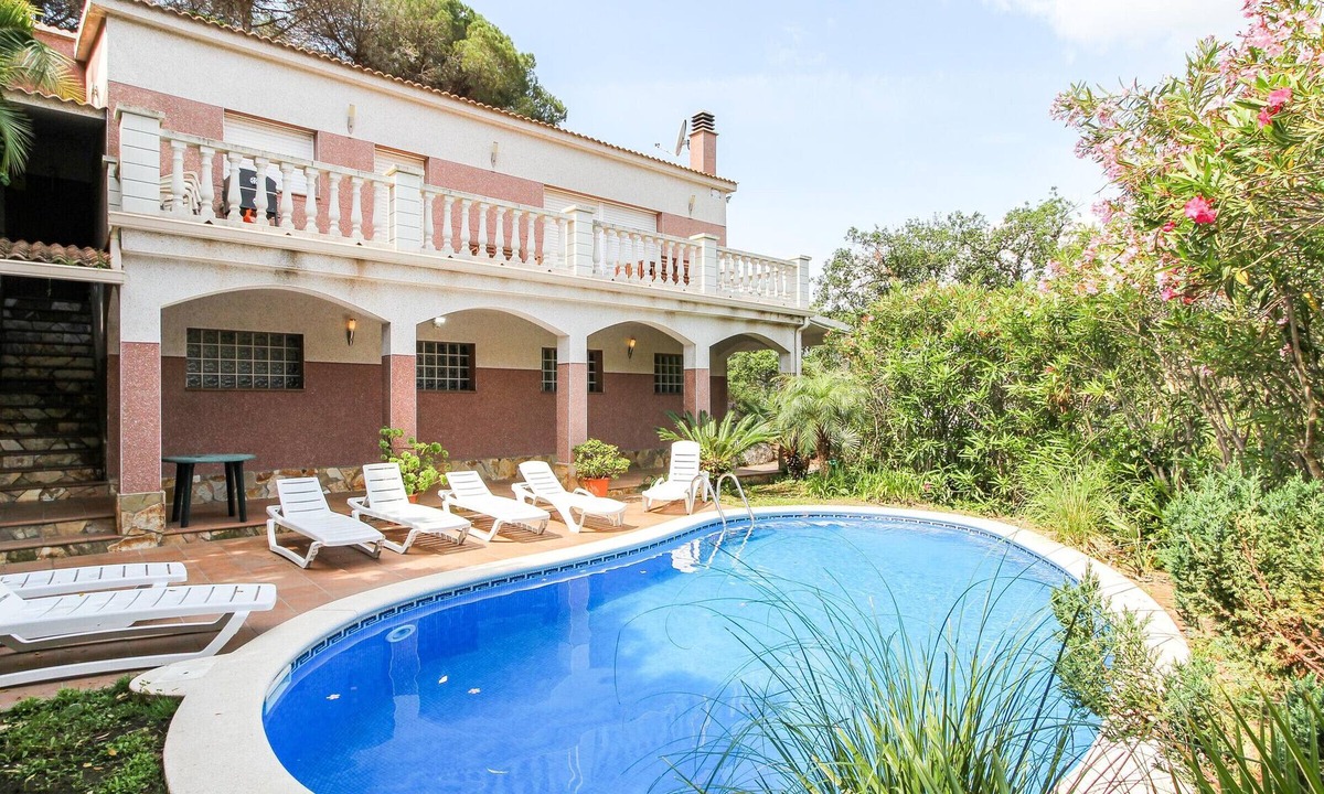 Lloret de Mar Cottage | Stunning Villa with Private Pool, A/C, Near Beach, Mountain Views, and Parking