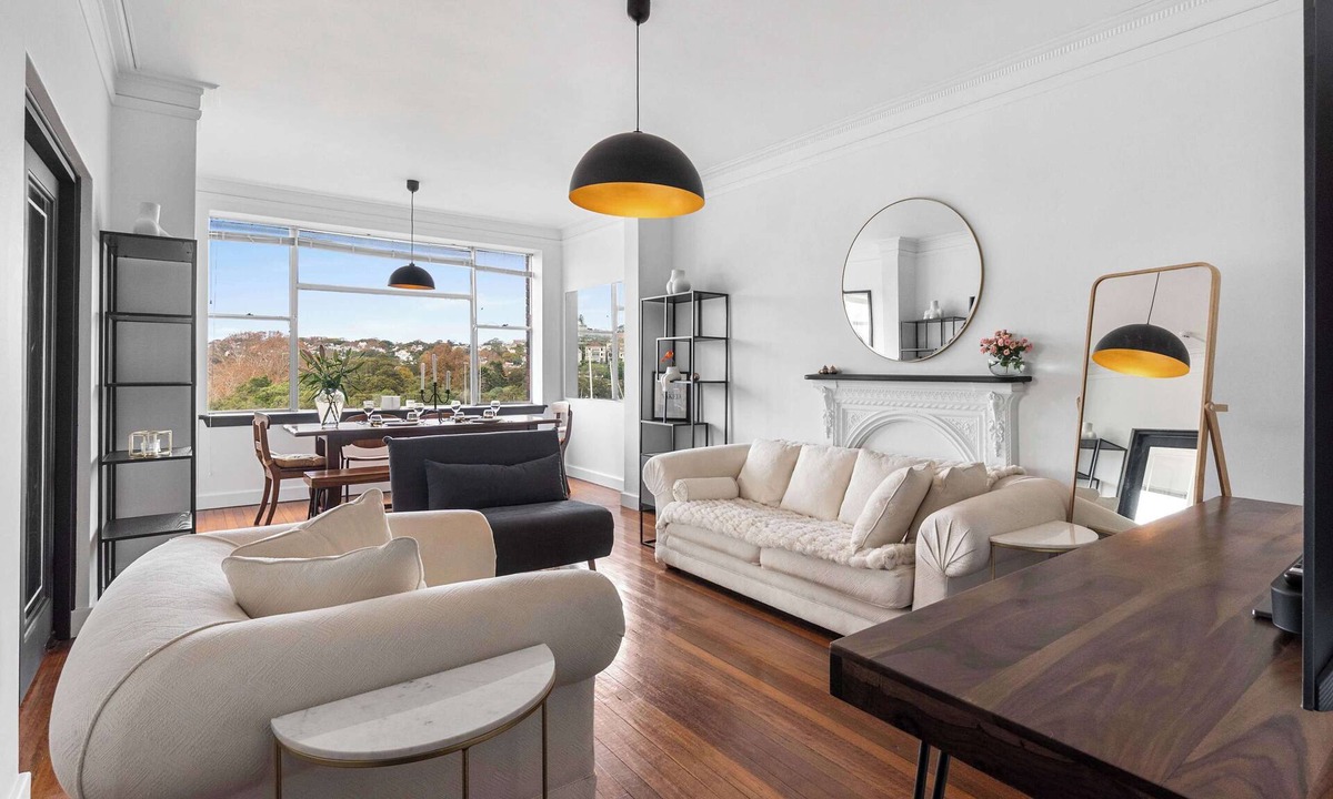 Elizabeth Bay Apartment | Stunning Waterfront Haven with Majestic Views