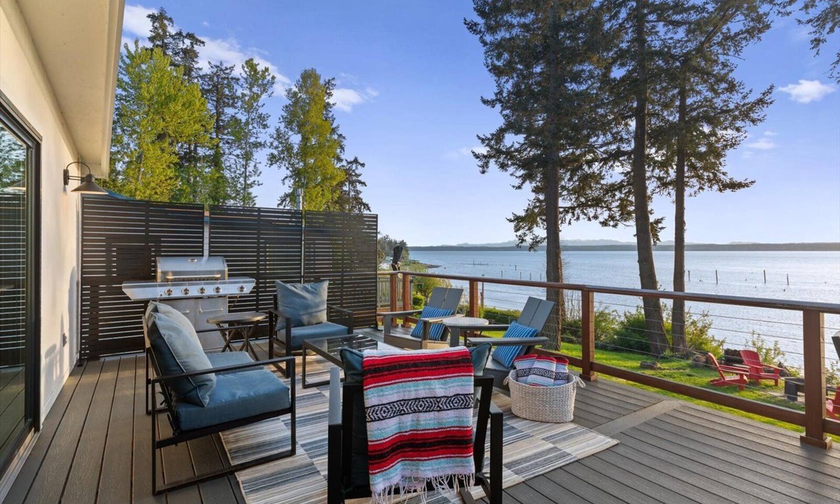 Warm Beach House | Stunning Waterfront Beach House