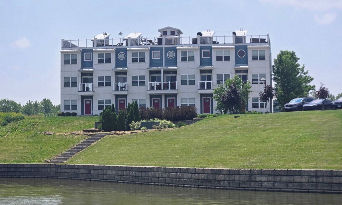 Ottawa House | Stunning Waterfront Rooftop in Heritage Harbor Sleeps 10-11!