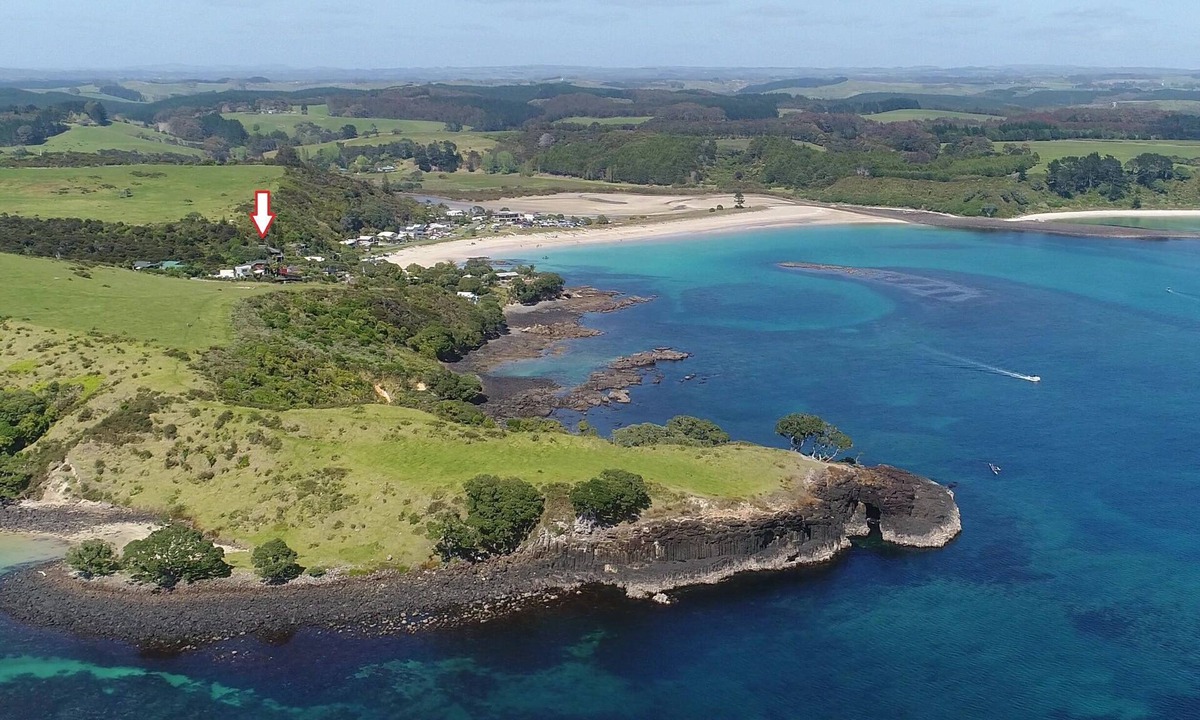 Te Tii Apartment | Stunning white sand beach with gated access