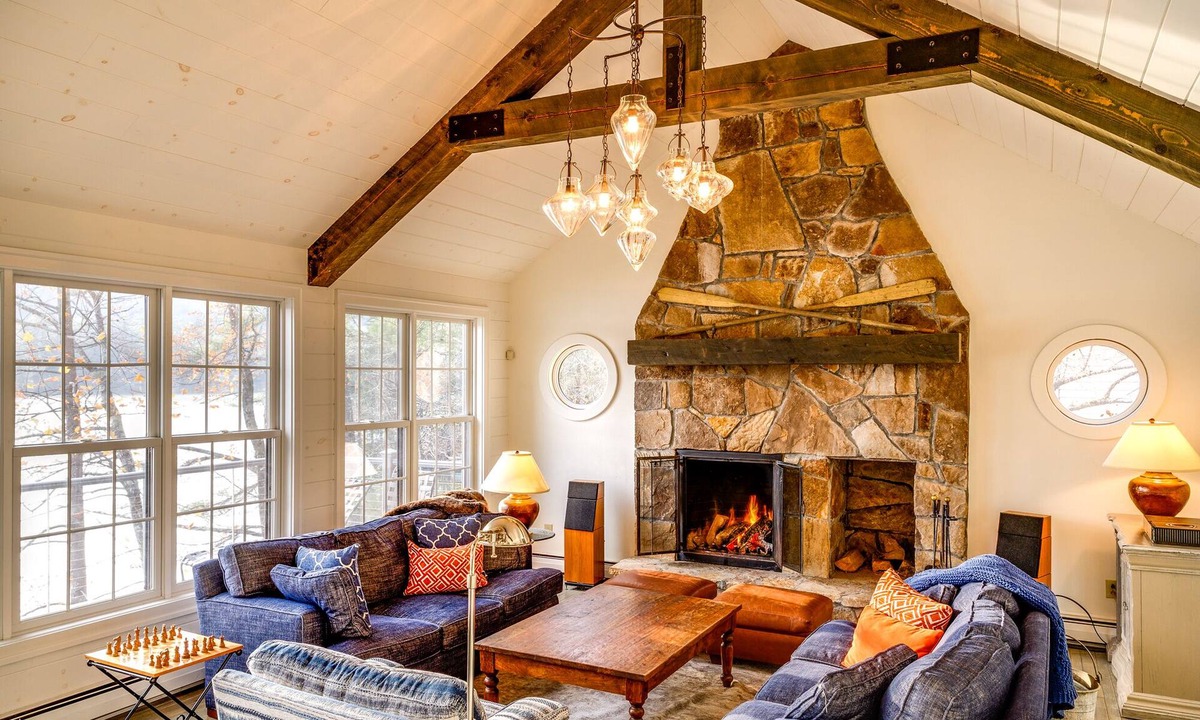 Ludlow House | Stunning Winter Ski, Summer Lake and Fall leaf-peeping home.
