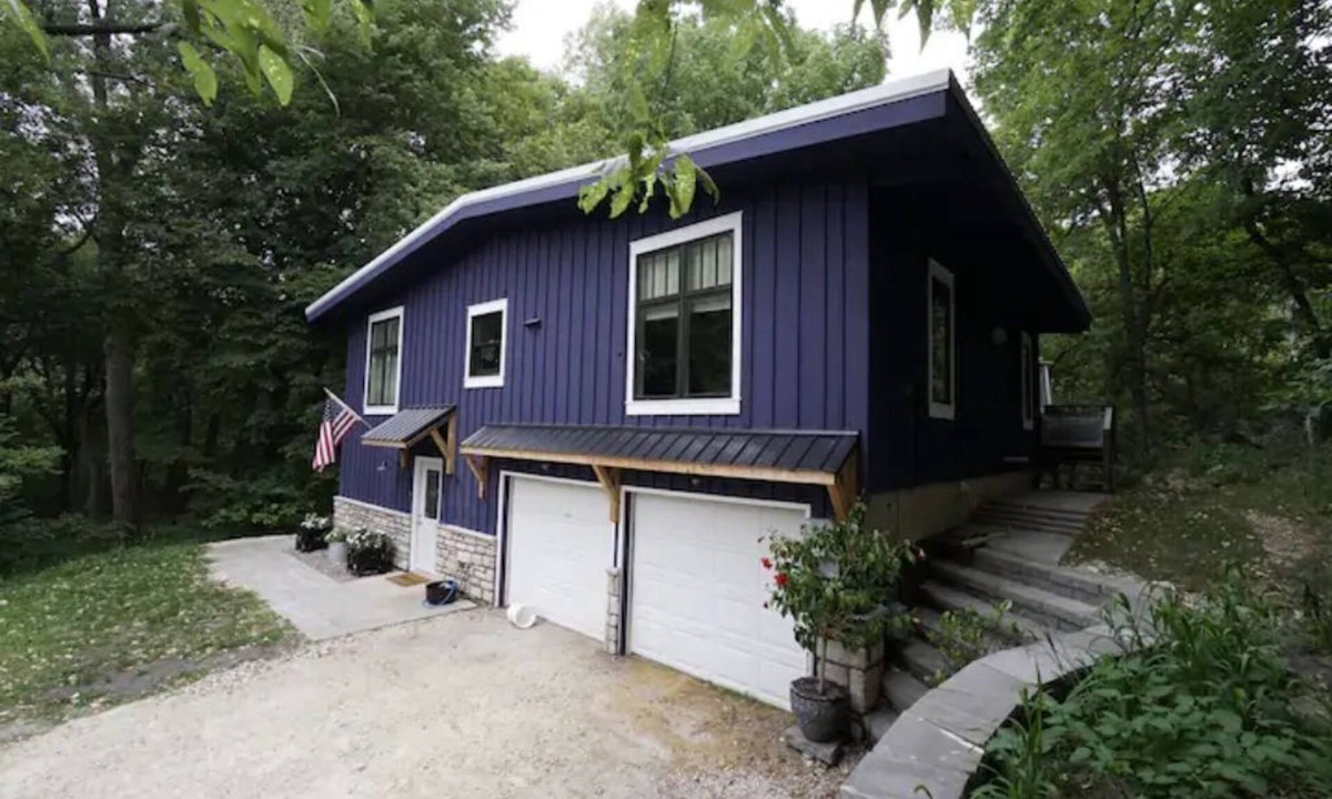 Waverly House | Stunning Wooded Retreat! A River Runs Through It…Hot Tub-Arcade-Kayaks-Nature