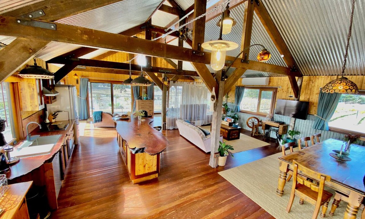 Hay Valley Apartment | Stunningly built open-plan Studio in natural pastureland setting