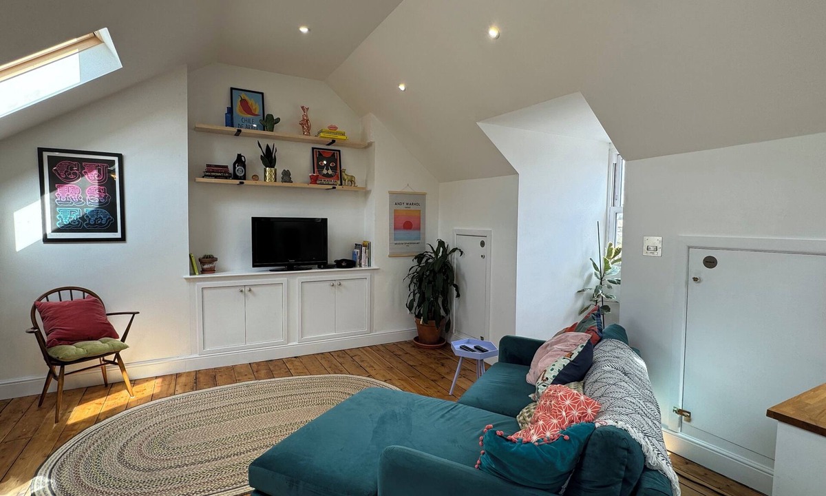 Clapton Apartment | Stunningly Vibrant 1BD Flat, Lower Clapton