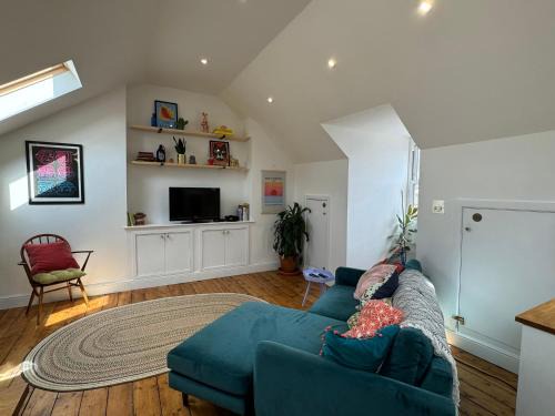 Clapton Apartment | Stunningly Vibrant 1BD Flat Lower Clapton