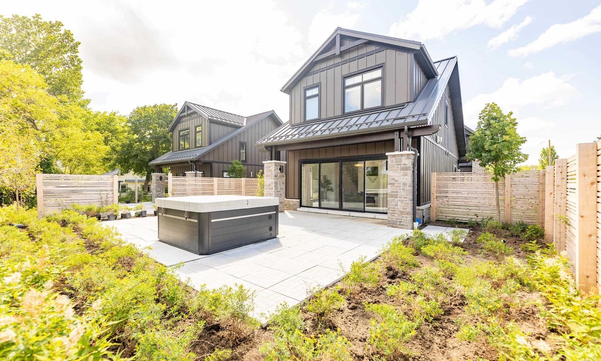 Cameron House | Sturgeon Lake Retreat w Hot Tub!