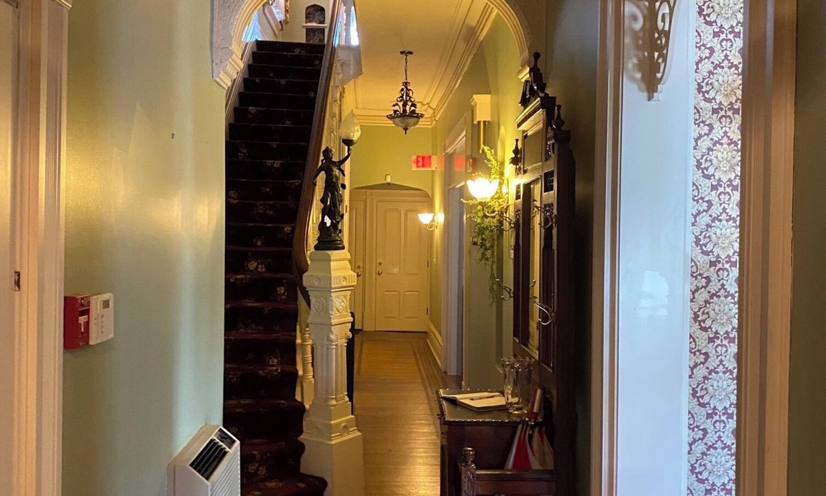 East Liverpool Bed & Breakfast | Sturgis House