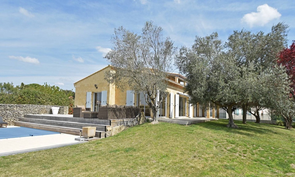 Saint-Quentin-la-Poterie Villa | Stylish Villa in Southern France with Pool