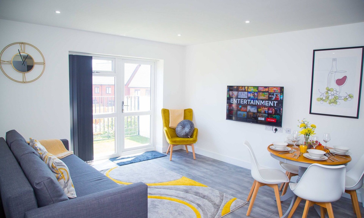 Oldbury Apartment | Stylish 1-bed Flat - balcony(canal view) & parking