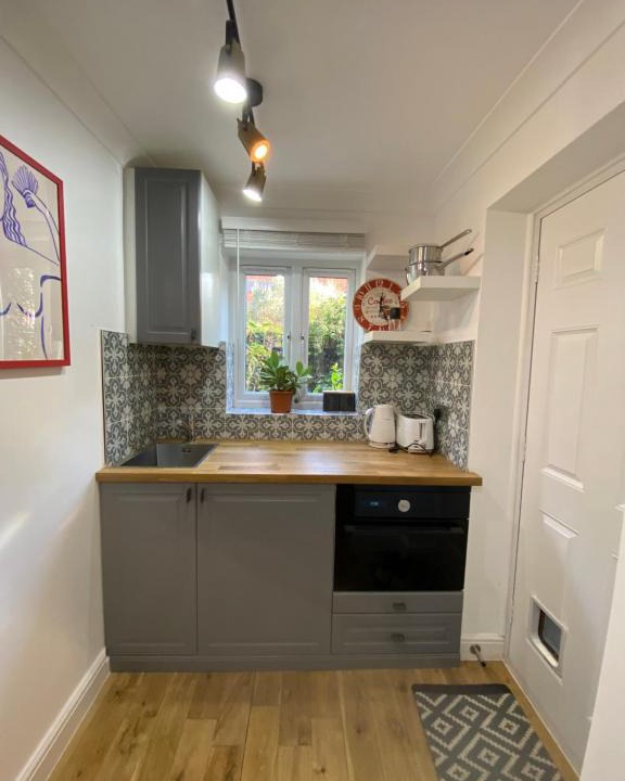 Riverside Apartment | Stylish 1-bed studio