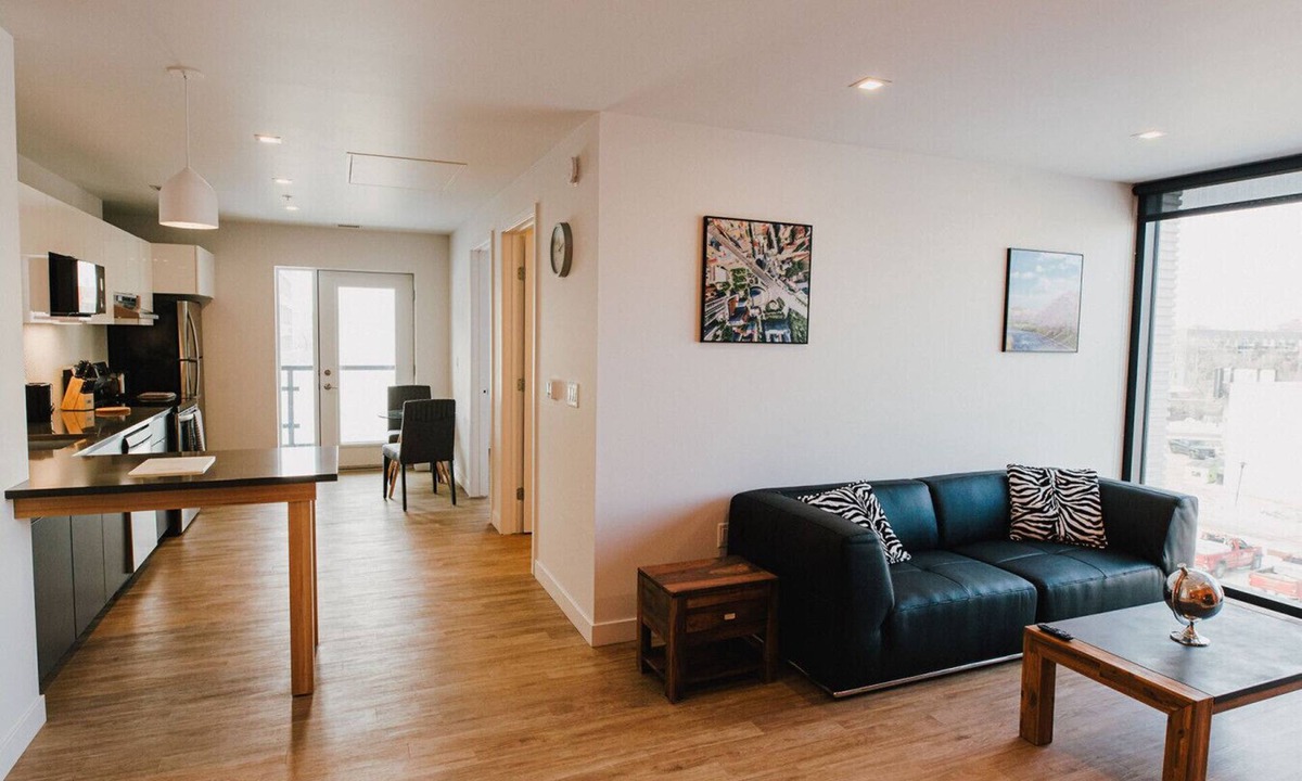 Winnipeg Apartment | Stylish 1-Bedroom Downtown Winnipeg with Gym
