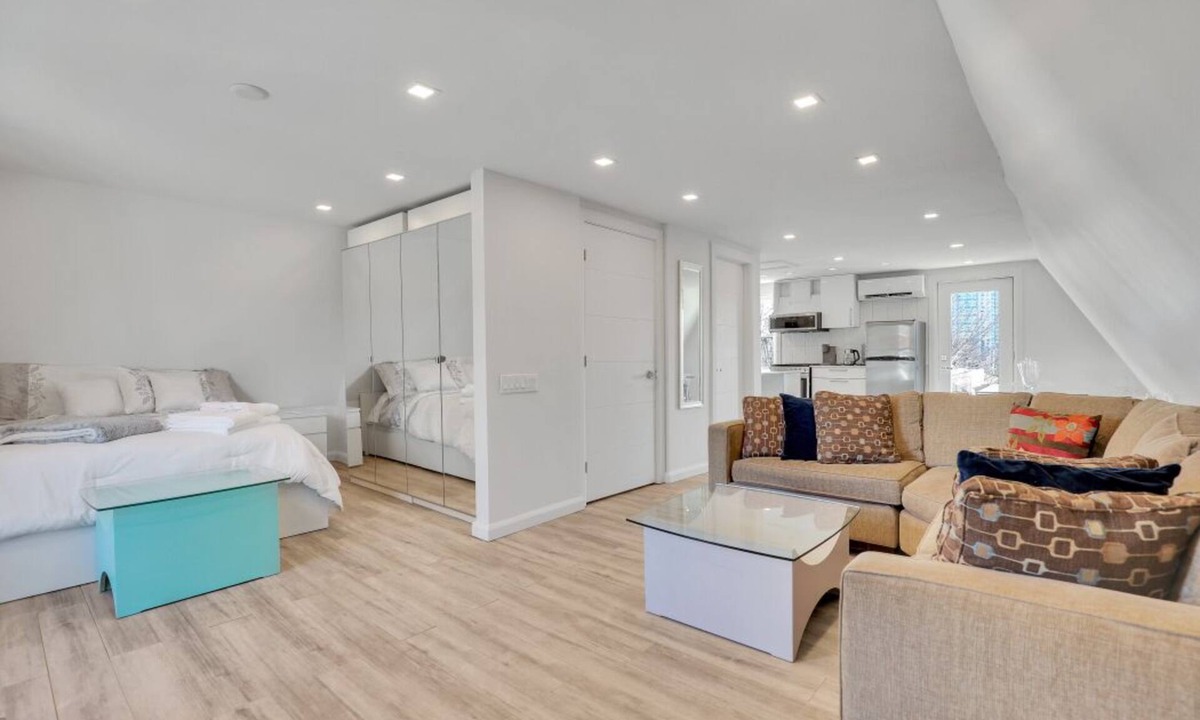 Old Ottawa East Apartment | Stylish 1-Bedroom Getaway w/Smart TV & Balcony