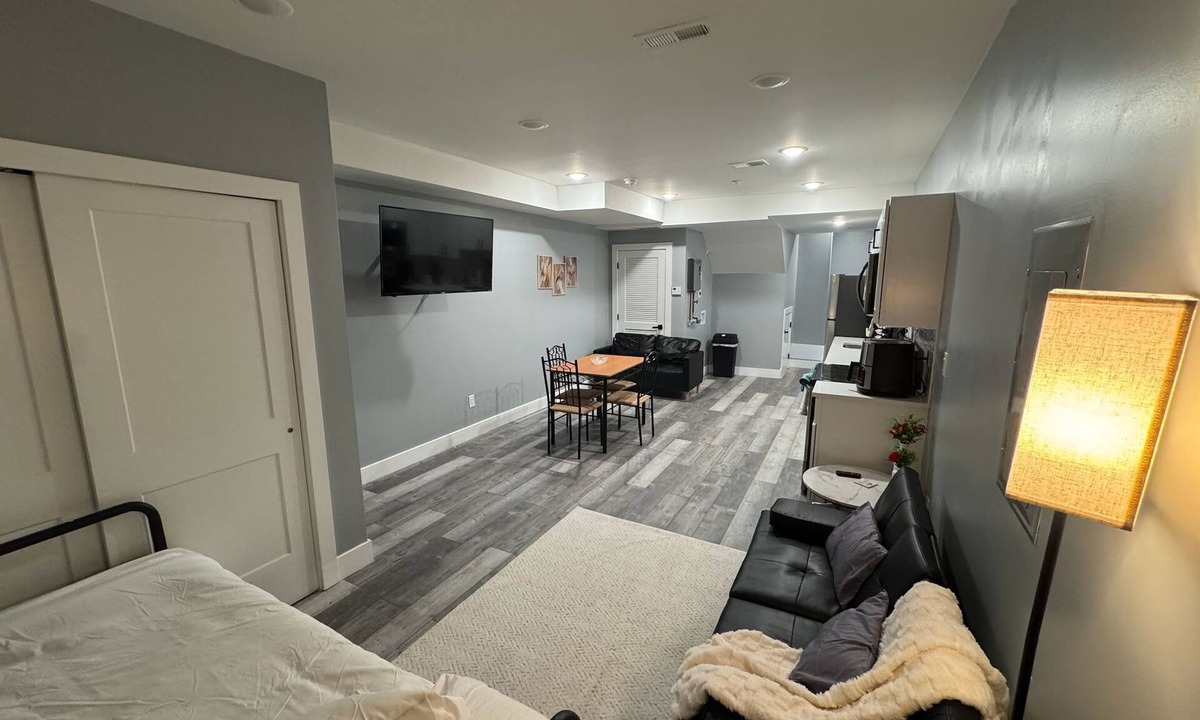 East Parkside Apartment | Stylish 1-Bedroom Escape – Comfort & Convenience, Sleeps 3