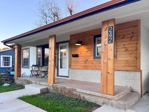 Jefferson House | Stylish 1940s Home with Barn Guest House
